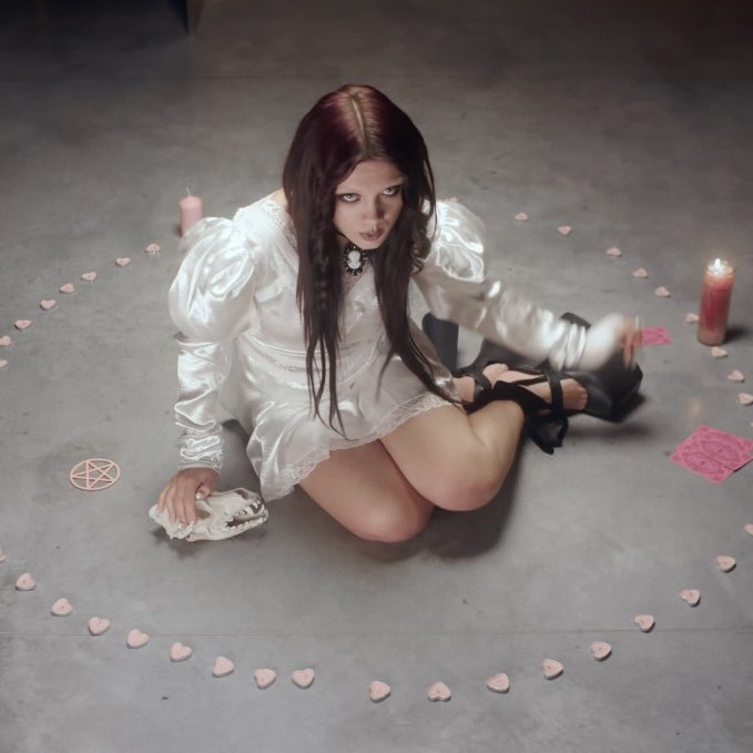 alessir0se's tweet photo. pretty world is out now !!!!!😭😭😭 this song wouldn’t exist without u guys &amp; everything i’ve been so lucky to experience the last year. younger me would not believe it at all because she had no clue this was possible. thank you forever and ever. stream pretty world !!!!🪄🎀💒 https://t.co/PPIr5P13BA