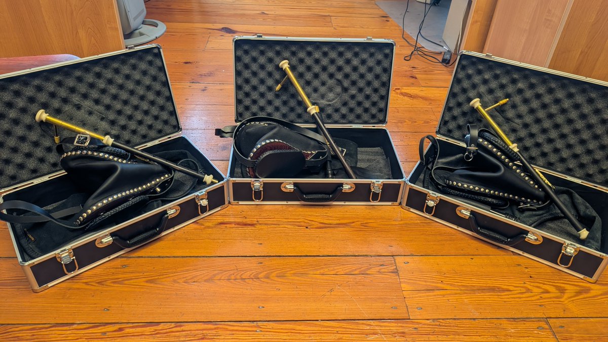 Na Píobairí Uilleann (@napiobairi) on Twitter photo Thank you to Donnacha Dwyer for the making & delivery of pipes this morning!
We would like to thank <a href="/MusNetIrl/">Music Network</a> for awarding funding through the Music Capital Scheme to purchase practice sets for our Pipes on Loan Programme
#napiobairi #uilleann #sharingthesound @DeptCulturelRL Thank you to Donnacha Dwyer for the making & delivery of pipes this morning!
We would like to thank <a href="/MusNetIrl/">Music Network</a> for awarding funding through the Music Capital Scheme to purchase practice sets for our Pipes on Loan Programme
#napiobairi #uilleann #sharingthesound @DeptCulturelRL