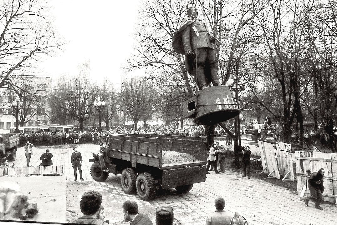 Черняховский Иван Данилович - военачальник, командующий армией и фронтом во время Великой Отечественной войны, дважды Герой Советского Союза. 

Удостоен второй медали «Золотая Звезда» за успешные действия его войск при освобождении Витебска, Минска, Вильнюса.

Вильнюс 93ГО