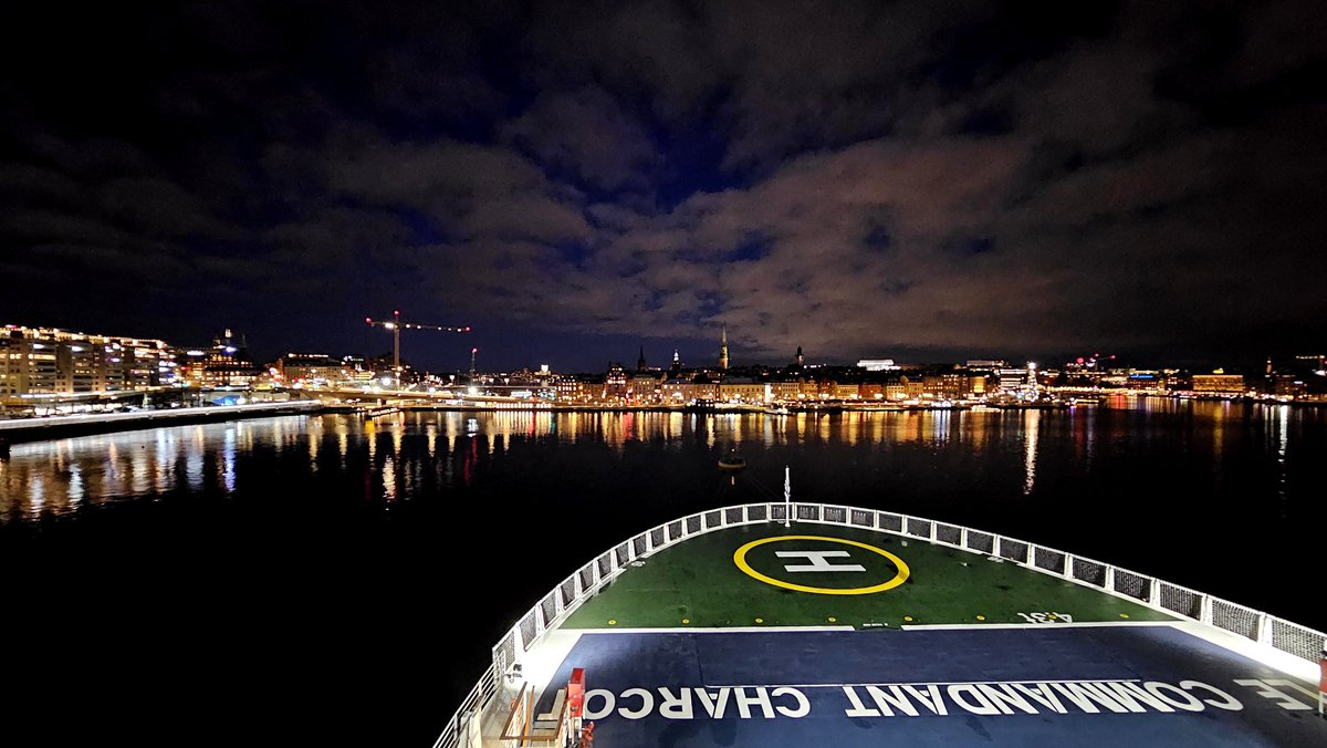 Euristic3000's tweet photo. The icebreaker and luxury cruise ship "Le Commandant Charcot" in front of the port of Stockholm at 7AM today, 2 hours before dawn. Blue hour.
#CommandantCharcot
#Ponant https://t.co/Xvl8G2YRoh