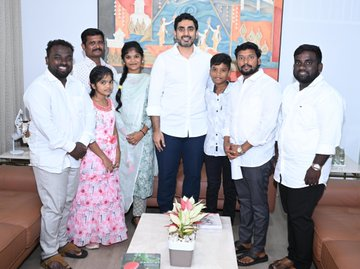 AadhanTelugu's tweet image. మంత్రి లోకేష్ ను కలిసిన తుని ఆర్టీసీ బస్ డ్రైవర్ లోవరాజు

దేవర సినిమా పాటకు డ్యాన్స్ వేసి సస్పెన్షన్ కు గురైన డ్రైవర్.

మంత్రి లోకేష్ చొరవతో సస్పెన్షన్ రద్దు..

కుటుంబతో సహా మంత్రిని కలిసి కృతజ్ఞతలు తెలిపిన లోవరాజు..
#NaraLokesh #RTCDriver #Aadhan