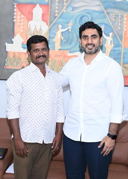 AadhanTelugu's tweet image. మంత్రి లోకేష్ ను కలిసిన తుని ఆర్టీసీ బస్ డ్రైవర్ లోవరాజు

దేవర సినిమా పాటకు డ్యాన్స్ వేసి సస్పెన్షన్ కు గురైన డ్రైవర్.

మంత్రి లోకేష్ చొరవతో సస్పెన్షన్ రద్దు..

కుటుంబతో సహా మంత్రిని కలిసి కృతజ్ఞతలు తెలిపిన లోవరాజు..
#NaraLokesh #RTCDriver #Aadhan