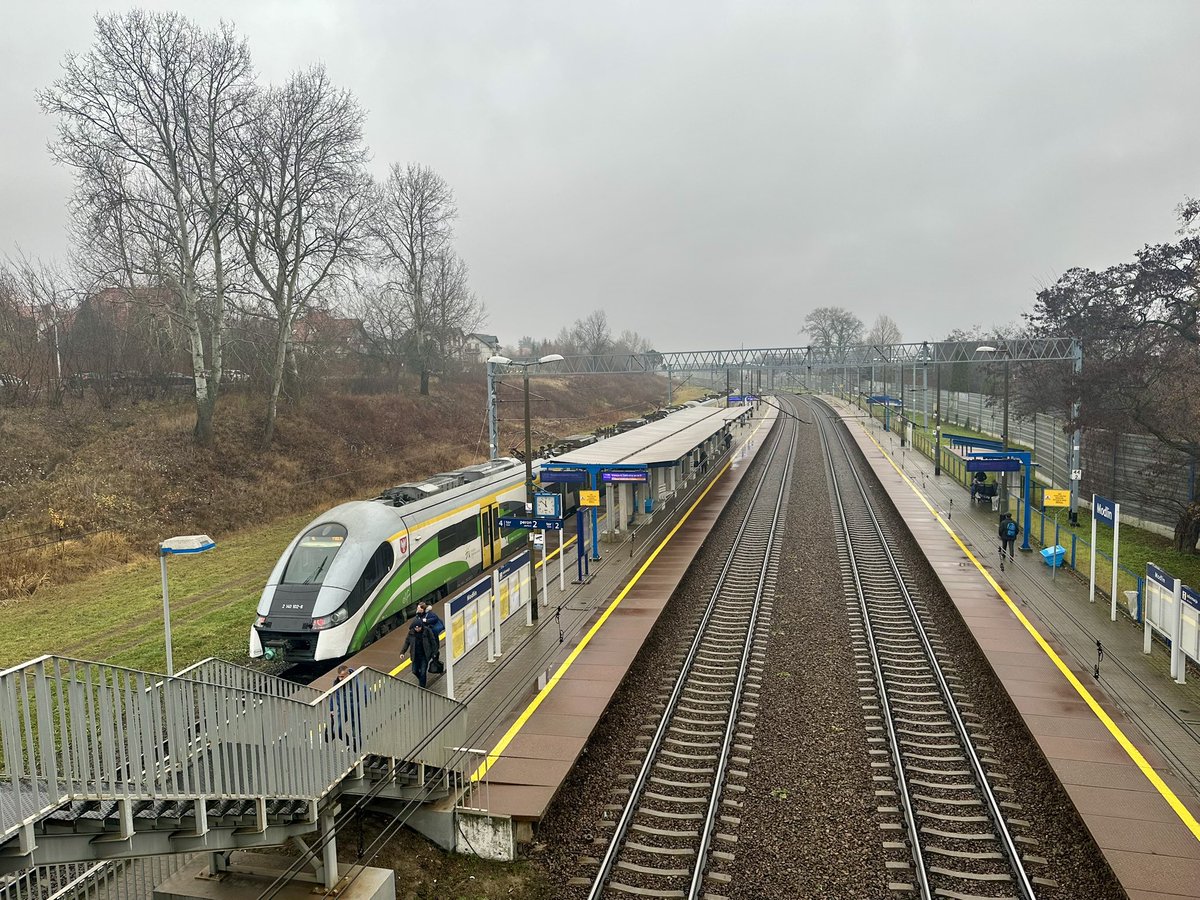 MarcelKlinowski's tweet image. Po godzinie dojeżdżamy na 🚉 #Modlin i przesiadamy się w autobus za pociąg na @WMI_Airport 

#PociągiemPrzezPolskę