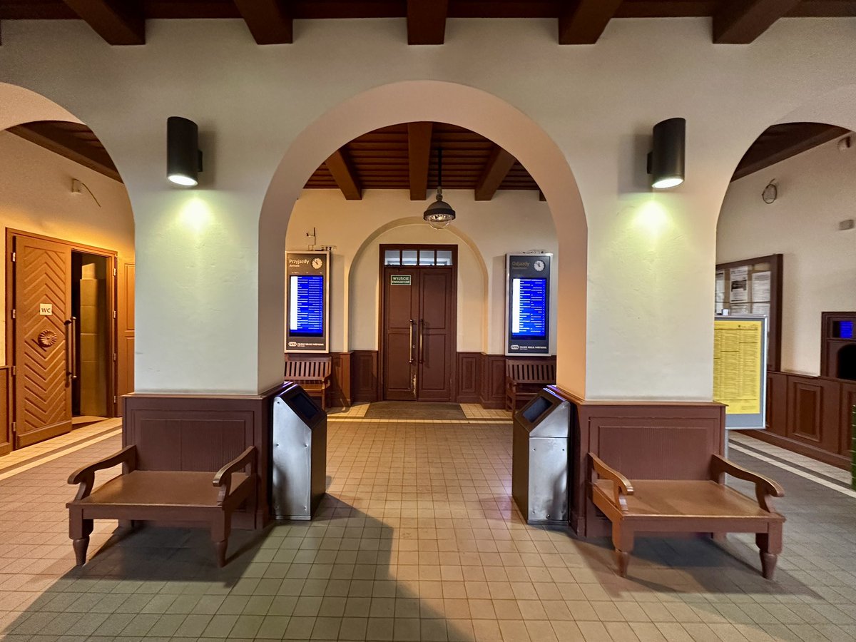 MarcelKlinowski's tweet image. Po godzinie dojeżdżamy na 🚉 #Modlin i przesiadamy się w autobus za pociąg na @WMI_Airport 

#PociągiemPrzezPolskę