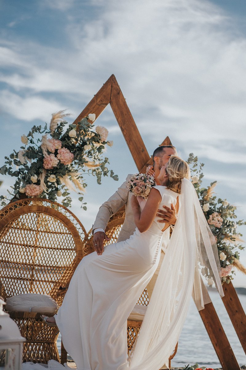 areasunset_'s tweet photo. You may now kiss the bride. 🌟 https://t.co/ThtWz7sdKF