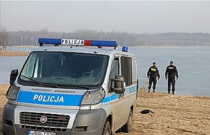 Nad jeziorem, policja zatrzymała mężczyznę niosącego siatkę z rybami.
Zapytali mężczyznę o katrę wędkarską, i stwierdzili, że na tym akwenie nie można łowić ryb.
Mężczyzna poinformował policjantów, że to są jego prywatne ryby, z którymi przychodzi tutaj, by sobie popływały, po