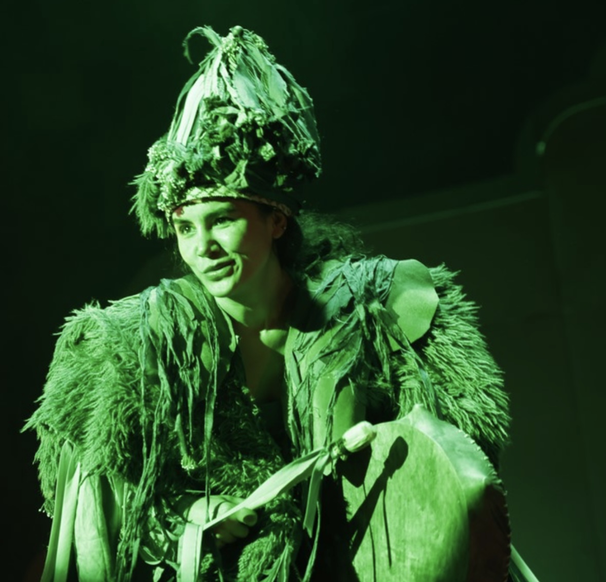 CRR (Cemal Reşit Rey Konser Salonu) için müzisyen kadınlarla söyleşiler yapmayı planlarken, onların anlatısının yetersizliğini, tarih ve arşivlerdeki görünürlüklerinin eksikliğini ve müzikal bilgilerinin aktarımı konusundaki güncel bir kaynak oluşturma ihtiyacını görmüştük.
Bu