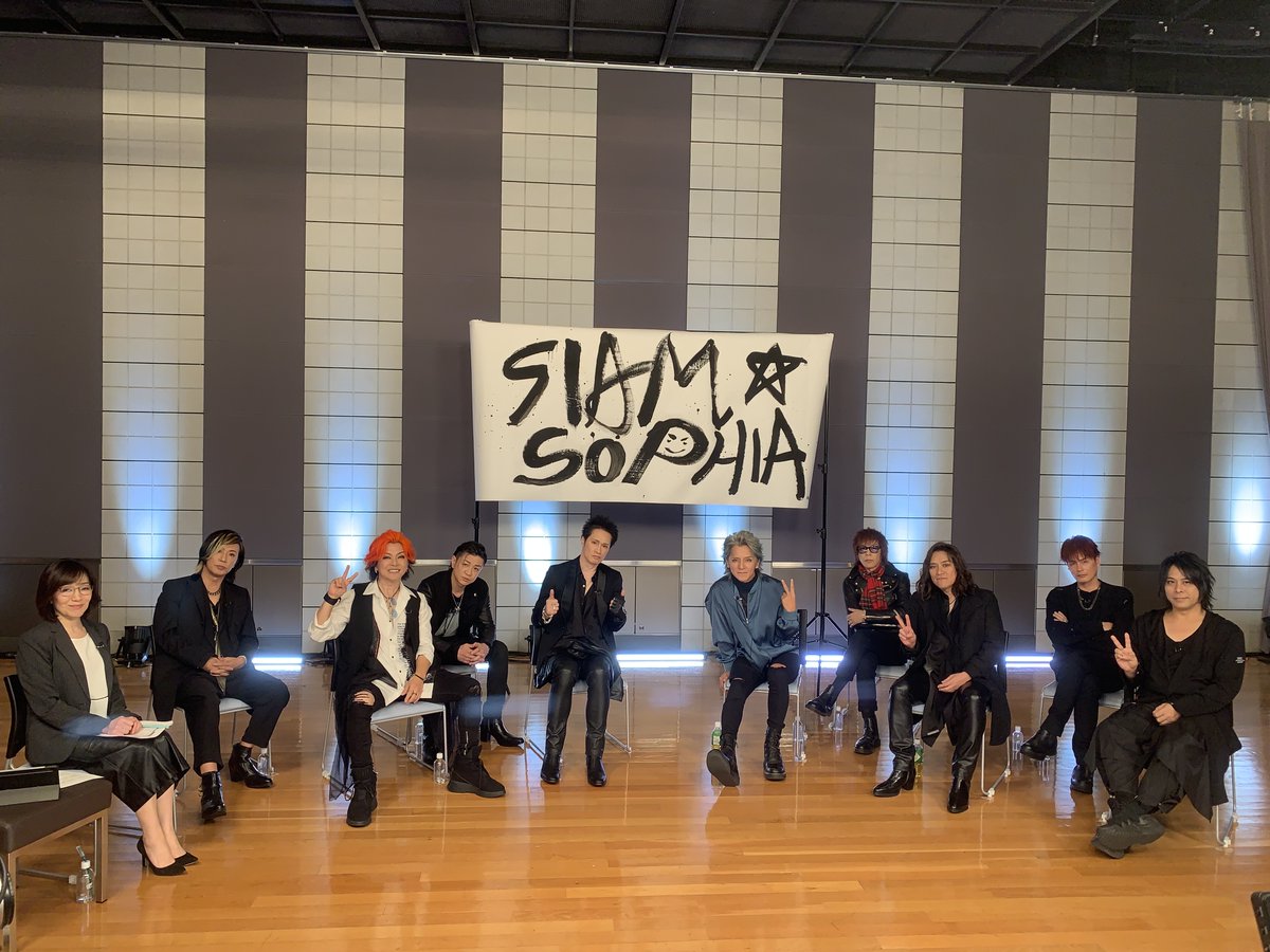 nicolive_PR's tweet photo. ／
#SOPHIA と
SIAM SHADEメンバー4人が生出演✨
＼

30th Anniversary
"SIAM SOPHIA"全員集合スペシャル

ただいま生放送中📺
写真はリハ後のメンバーをパシャリ！
番組後半のプレミアム会員限定コーナーも必見！！

▼詳細
https://t.co/NZPiX5oy4s

#SIAMSOPHIA #松岡充 #栄喜 https://t.co/cQuy5MsKrl