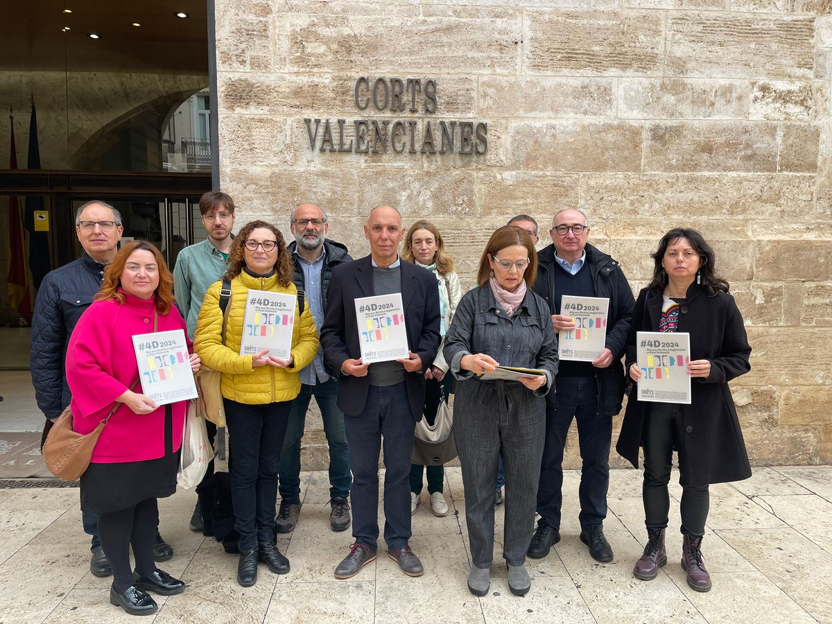 Escola Valenciana i altres entitats cíviques i socials, presentem l’informe de vulneracions lingüístiques del 2024 a les Corts Valencianes. Així ha sigut la lectura del manifest abans de les reunions amb els síndics de PSPV i Compromís a les Corts Valencianes
#AlarmaActivista #4D