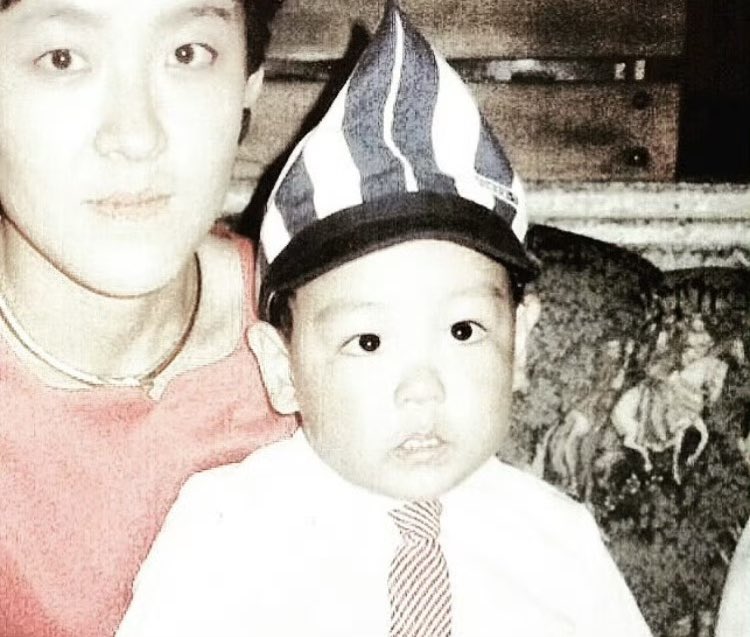 jangsimyuuu's tweet photo. 최승현 엄마 생일 축하해요 🎂❤️ https://t.co/FQdDENWSsR