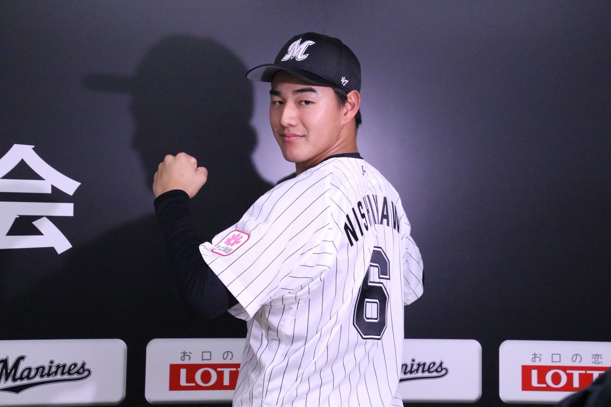 千葉ロッテマリーンズ 入団会見】 ロッテのユニフォームに袖を通した