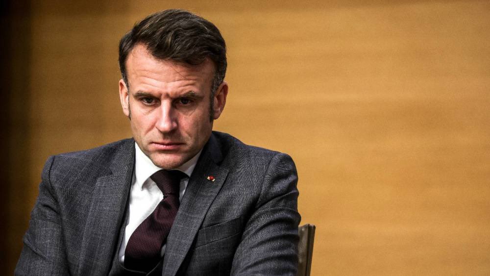 f_philippot's tweet photo. On se fiche complètement que #Macron dise aujourd’hui qu’il ne démissionnera pas !

Macron a aussi dit que jamais une #MotionDeCensure ne serait votée !…

Que jamais il ne dissoudrait l’Assemblée nationale !…

Que jamais il n’imposerait de Pass sanitaire !…

Etc, etc. !
Alors ce que dit Macron !…

➡️ Si les Français le veulent, il ne sera plus maître de son destin et il devra partir !
Dehors, Macron !
#MacronDémission