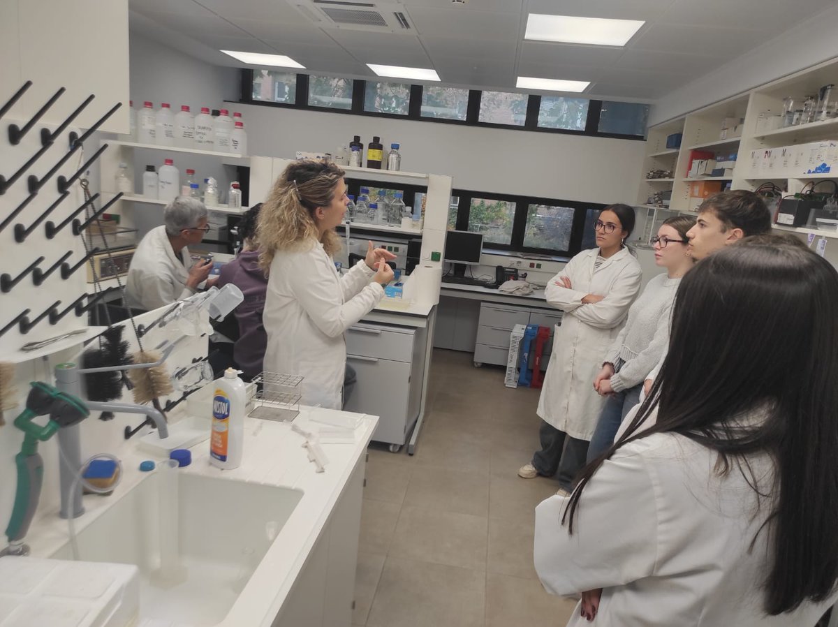 masterMIA_UCM's tweet photo. Nuestro alumnado ha visitado el @ICTAN y ha podido participar en dos talleres científico-técnicos sobre las altas presiones hidrostáticas⚗️(Dr. Antonio Molina) y la importancia de la biología molecular aplicada a la postcosecha 🍎(grupo POSTBIOTEC)
¡Como siempre, un placer! https://t.co/qw4Ghsynqq