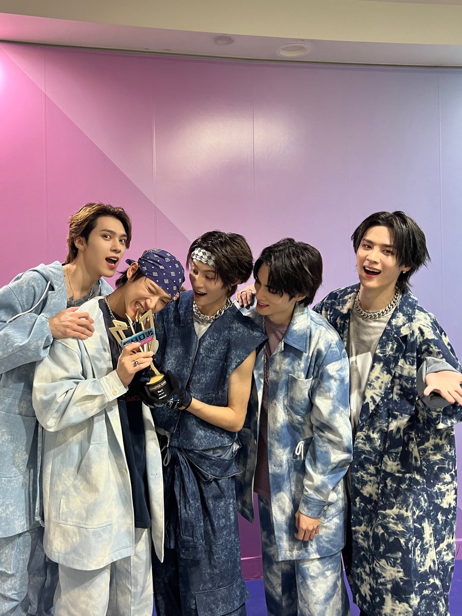 WayZenNi 정말 짱이에요! 우리 또 1위 했어요!! WayZenNi와 함께라면 우리 무엇이든 할 수 있어요. 우리가 함께 만든 기적이에요! 너무 감사하고 사랑합니다!!💚

威珍妮你们太棒啦，再次属于我们的胜利，我们能一起完成所有事情，我们继续在一起创造奇迹吧！最后附上我们威神V所有的感谢和爱💚