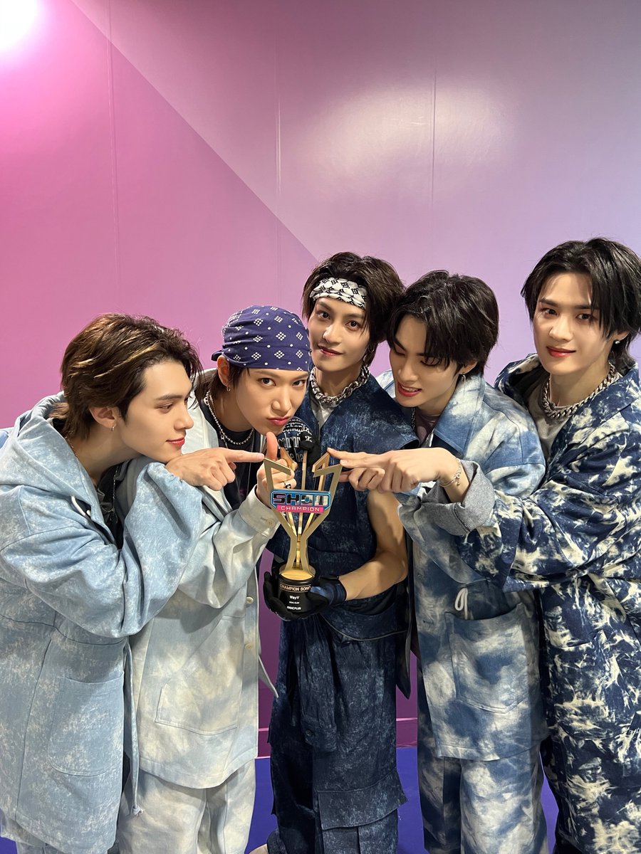 WayV_official's tweet photo. WayZenNi 정말 짱이에요! 우리 또 1위 했어요!! WayZenNi와 함께라면 우리 무엇이든 할 수 있어요. 우리가 함께 만든 기적이에요! 너무 감사하고 사랑합니다!!💚

威珍妮你们太棒啦，再次属于我们的胜利，我们能一起完成所有事情，我们继续在一起创造奇迹吧！最后附上我们威神V所有的感谢和爱💚

WayZenNi, you're the best! We got 1st place again!! With WayZenNi by our side, we can achieve anything! This is a miracle we created together! I'm so thankful and I love you all so much💚 #XIAOJUN
