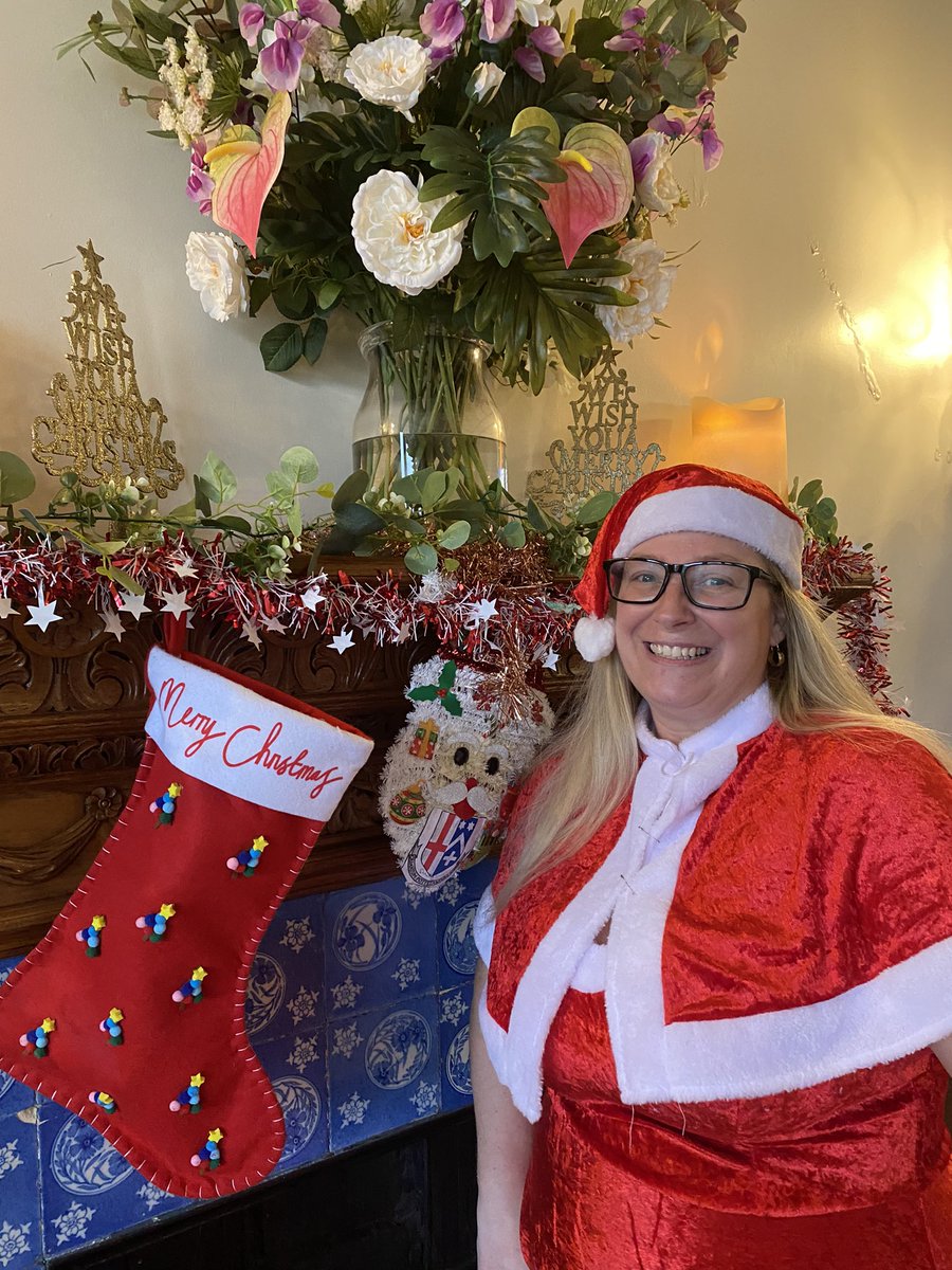 SchoolChaplain1's tweet image. 🎄School Dining Hall is feeling full of the festive Advent season, especially with Em from our kitchen team, all ready for the annual EYFS Christmas Party! #HappyAdvent #20SleepsAway ✨