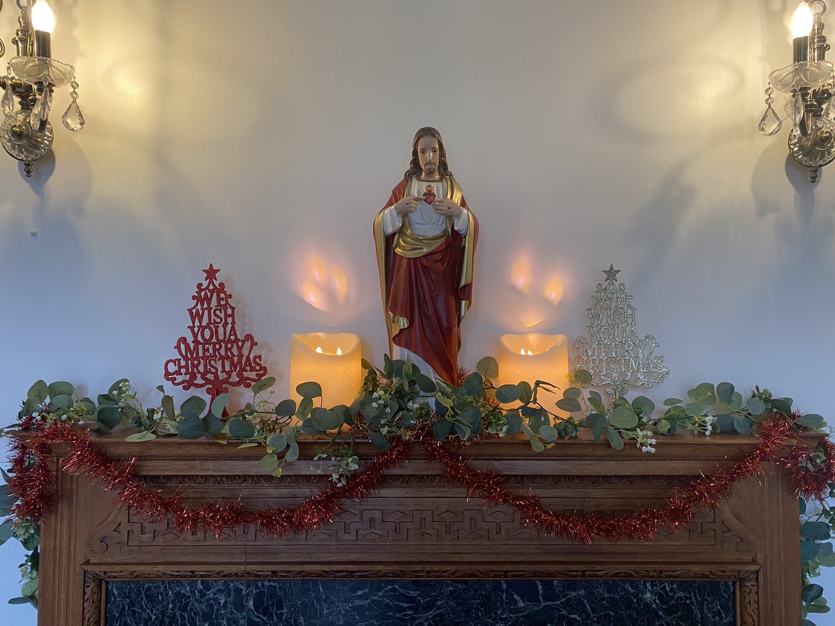 SchoolChaplain1's tweet image. 🎄School Dining Hall is feeling full of the festive Advent season, especially with Em from our kitchen team, all ready for the annual EYFS Christmas Party! #HappyAdvent #20SleepsAway ✨