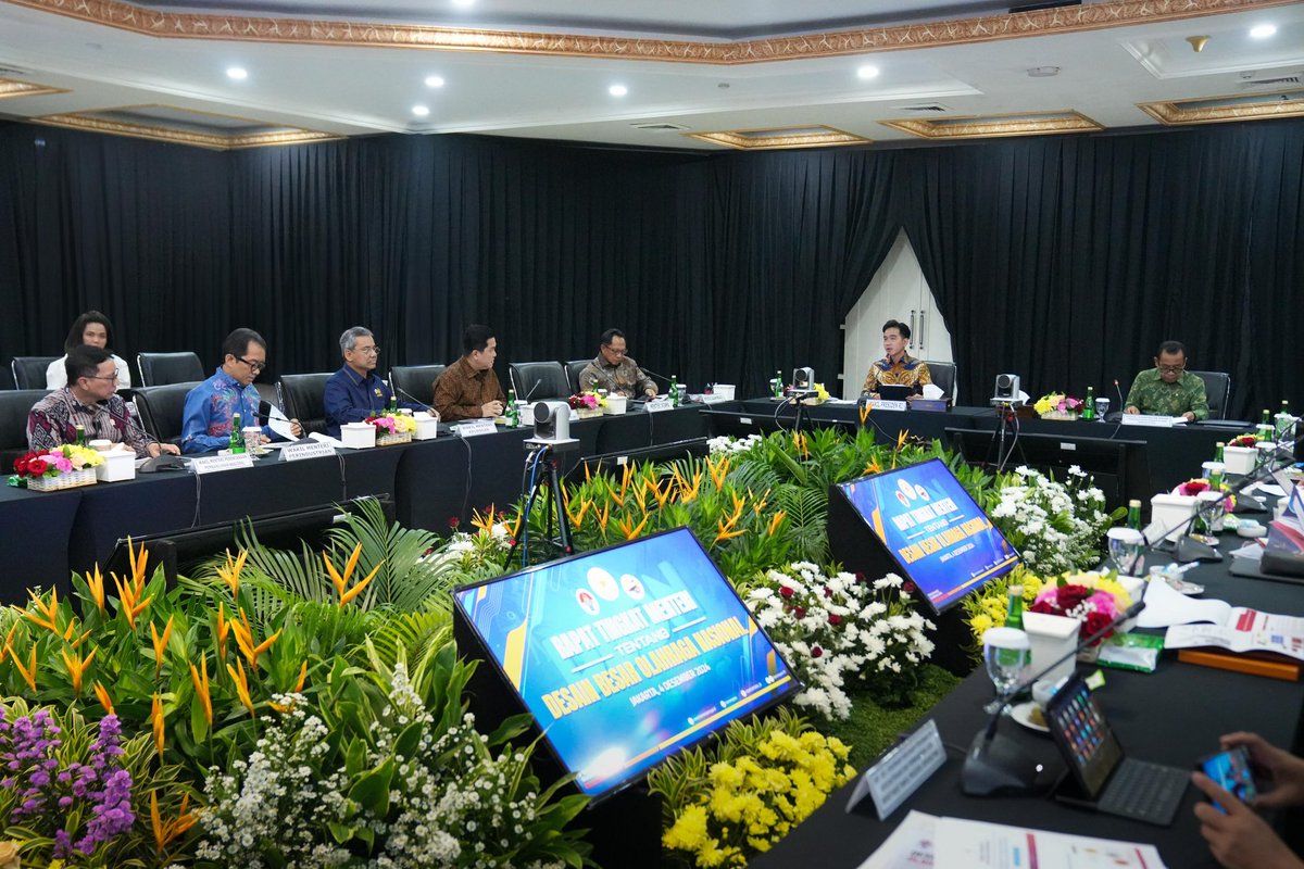 erickthohir's tweet photo. Hari ini rapat dengan Wakil Presiden, Bapak Gibran Rakabuming Raka dan menteri Kabinet Merah Putih mengenai Desain Besar Olahraga Nasional (DBON).

Sesuai dengan program Asta Cita Bapak Presiden Jenderal TNI (Purn) Prabowo Subianto untuk peningkatan prestasi olahraga, kami di BUMN berkomitmen memberikan dukungan untuk olahraga nasional. 

Sesuai dengan payung hukum yang telah ditentukan antara Kementerian Pemuda dan Olahraga dan Kementerian BUMN, kami telah memberikan dukungan untuk 14 cabang olahraga unggulan.

Alhamdulillah dukungan yang telah diberikan ikut meningkatkan prestasi Indonesia di ajang internasional. Termasuk Indonesia meraih medali emas saat Olimpiade Paris 2024 dari cabang Panjat Tebing dan Angkat Besi, serta medali perunggu dari cabang bulu tangkis.

Selain itu, BUMN juga telah memberikan dukungan pada cabang olahraga basket dan sepak bola yang sukses meraih medali emas di SEA Games serta bola voli dan MotoGP.