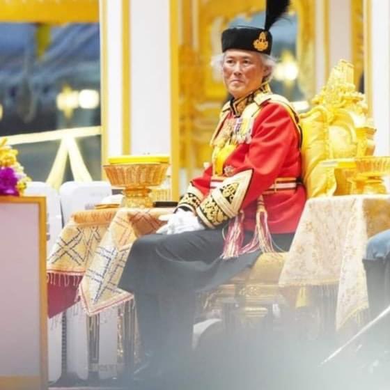 ScoopviewTh's tweet photo. "ทูลกระหม่อมอาจารย์" ของ นักเรียนนายร้อยพระจุลจอมเกล้า 
#ทรงพระเจริญ #เรารักสถาบันพระมหากษัตริย์ #สมเด็จพระเทพ 
🙏💜💂 https://t.co/6lOraNiY3e
