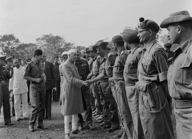 ARAVUkd's tweet photo. बाप-भाइयों को मारकर सत्ता हथियाने का चलन सदियों से है। जैसे 17वीं सदी में औरंगज़ेब ने अपने बाप शाहजहां की क़ब्र खोदी। फिर एक-एक कर अपने विरोधी भाइयों को दीवारों में चुनवा दिया।

1947 में देश आज़ाद हुआ। लोकतंत्र स्थापित हुआ। बावजूद इसके सत्ता हथियाने का खेल चलता रहा। कभी पार्टी के बाहर से, कभी पार्टी के अंदर।

1955 के बाद इंदिरा गांधी नये तेवर के साथ मैदान में उतरीं। पति फ़िरोज़ के साथ उनके मतभेद बढ़ते चले गए। पारिवारिक अलगाव सघन हो गया। वो पिता जवाहरलाल नेहरू के ज़्यादा क़रीब हो गईं।

1955 में इंदिरा कांग्रेस वर्किंग कमेटी और केंद्रीय चुनाव समिति की सदस्य बनीं। 1958 में कांग्रेस संसदीय बोर्ड की सदस्य नियुक्त हुईं। फिर 1959 में पूरा संगठन उनके हाथ में आ गया।

पार्टी में इंदिरा का एकतरफ़ा दबदबा था। सरकार में भी उनकी ज़बरदस्त दख़ल थी। नेहरू तक पहुंचने वाली कोई भी फाइल इंदिरा से होकर ही गुज़रती थी। इंदिरा की वजह से ही नेहरू को चीन से दुश्मनी मोल लेनी पड़ी।

वामपंथी नेहरू चीन के दीवाने थे। चीन के साथ दोस्ती के कसीदे पढ़ा करते थे। नेहरू ने ही चीन को UNOमें ‘वीटो पावर’ दिलाने में अहम भूमिका निभाई। जब अमेरिका ने भारत को वीटो पावर दिलाने की बात की, तो ‘गुट-निरपेक्षता’ का हवाला देकर अपने पैर पीछे खींच लिए और चीन का नाम आगे कर दिया। संबंधों में गर्माहट के लिए नेहरू ने ‘हिंदी-चीनी भाई-भाई’ का नारा दिया। ‘पंचशील’ का नाकाम समझौता किया।

लेकिन इंदिरा के एक दांव से नेहरू के किए-कराए पर पानी फिर गया। चीन जिगरी दोस्त से जानी दुश्मन बन गया। इसकी बड़ी वजह बना दलाई लामा का भारत आना।

1959 में इंदिरा कांग्रेस अध्यक्ष बनीं और 1959 में ही दलाई लामा जान बचाकर चीन से भारत आ गए। इस फ़ैसले के चलते भारत को चीन की दुश्मनी मोल लेनी पड़ी। इसके बाद 1962 में शर्मनाक हार झेलने पड़ी। युद्ध के बाद भारत को तिब्बत के बराबर ज़मीन गंवानी पड़ गई।

नेहरू दलाई लामा और बौद्ध भिक्षुओं को शरण देने से हिचकिचा रहे थे। नेहरू पर चीन का वैचारिक दबाव था। लेकिन बेटी के दबाव के आगे पिता को झुकना पड़ा। यही नहीं इंदिरा ने तिब्बती शरणार्थियों की मदद के लिए ‘सेंट्रल रिलीफ़ कमेटी’ भी बनाई। ताकि बौद्ध भिक्षुओं को कोई दिक्कत न हो। यही बौद्ध भिक्षु चीन विरोधी बयानों से आग में घी का काम करते रहे।

चीन से मिली शर्मनाक हार के बाद नेहरू टूट गए। वो बीमार रहने लगे। 27 मई 1964 को उनका निधन हो गया। इंदिरा ने जो नेहरू के साथ किया, आगे चलकर संजय गांधी ने इस सिलसिले को आगे बढ़ाया। इमरजेंसी की आड़ में पूरे देश को अंधकार में झोंक दिया।

#IndiraGandhi #JawaharlalNehru #MahatmaGandhi #CWC #Congress #soniagandhi #RahulGandhi
@narendramodi @AmitShah @BJP4India @amitmalviya @KapilMishra_IND