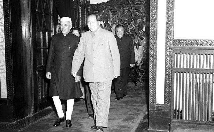 ARAVUkd's tweet photo. बाप-भाइयों को मारकर सत्ता हथियाने का चलन सदियों से है। जैसे 17वीं सदी में औरंगज़ेब ने अपने बाप शाहजहां की क़ब्र खोदी। फिर एक-एक कर अपने विरोधी भाइयों को दीवारों में चुनवा दिया।

1947 में देश आज़ाद हुआ। लोकतंत्र स्थापित हुआ। बावजूद इसके सत्ता हथियाने का खेल चलता रहा। कभी पार्टी के बाहर से, कभी पार्टी के अंदर।

1955 के बाद इंदिरा गांधी नये तेवर के साथ मैदान में उतरीं। पति फ़िरोज़ के साथ उनके मतभेद बढ़ते चले गए। पारिवारिक अलगाव सघन हो गया। वो पिता जवाहरलाल नेहरू के ज़्यादा क़रीब हो गईं।

1955 में इंदिरा कांग्रेस वर्किंग कमेटी और केंद्रीय चुनाव समिति की सदस्य बनीं। 1958 में कांग्रेस संसदीय बोर्ड की सदस्य नियुक्त हुईं। फिर 1959 में पूरा संगठन उनके हाथ में आ गया।

पार्टी में इंदिरा का एकतरफ़ा दबदबा था। सरकार में भी उनकी ज़बरदस्त दख़ल थी। नेहरू तक पहुंचने वाली कोई भी फाइल इंदिरा से होकर ही गुज़रती थी। इंदिरा की वजह से ही नेहरू को चीन से दुश्मनी मोल लेनी पड़ी।

वामपंथी नेहरू चीन के दीवाने थे। चीन के साथ दोस्ती के कसीदे पढ़ा करते थे। नेहरू ने ही चीन को UNOमें ‘वीटो पावर’ दिलाने में अहम भूमिका निभाई। जब अमेरिका ने भारत को वीटो पावर दिलाने की बात की, तो ‘गुट-निरपेक्षता’ का हवाला देकर अपने पैर पीछे खींच लिए और चीन का नाम आगे कर दिया। संबंधों में गर्माहट के लिए नेहरू ने ‘हिंदी-चीनी भाई-भाई’ का नारा दिया। ‘पंचशील’ का नाकाम समझौता किया।

लेकिन इंदिरा के एक दांव से नेहरू के किए-कराए पर पानी फिर गया। चीन जिगरी दोस्त से जानी दुश्मन बन गया। इसकी बड़ी वजह बना दलाई लामा का भारत आना।

1959 में इंदिरा कांग्रेस अध्यक्ष बनीं और 1959 में ही दलाई लामा जान बचाकर चीन से भारत आ गए। इस फ़ैसले के चलते भारत को चीन की दुश्मनी मोल लेनी पड़ी। इसके बाद 1962 में शर्मनाक हार झेलने पड़ी। युद्ध के बाद भारत को तिब्बत के बराबर ज़मीन गंवानी पड़ गई।

नेहरू दलाई लामा और बौद्ध भिक्षुओं को शरण देने से हिचकिचा रहे थे। नेहरू पर चीन का वैचारिक दबाव था। लेकिन बेटी के दबाव के आगे पिता को झुकना पड़ा। यही नहीं इंदिरा ने तिब्बती शरणार्थियों की मदद के लिए ‘सेंट्रल रिलीफ़ कमेटी’ भी बनाई। ताकि बौद्ध भिक्षुओं को कोई दिक्कत न हो। यही बौद्ध भिक्षु चीन विरोधी बयानों से आग में घी का काम करते रहे।

चीन से मिली शर्मनाक हार के बाद नेहरू टूट गए। वो बीमार रहने लगे। 27 मई 1964 को उनका निधन हो गया। इंदिरा ने जो नेहरू के साथ किया, आगे चलकर संजय गांधी ने इस सिलसिले को आगे बढ़ाया। इमरजेंसी की आड़ में पूरे देश को अंधकार में झोंक दिया।

#IndiraGandhi #JawaharlalNehru #MahatmaGandhi #CWC #Congress #soniagandhi #RahulGandhi
@narendramodi @AmitShah @BJP4India @amitmalviya @KapilMishra_IND
