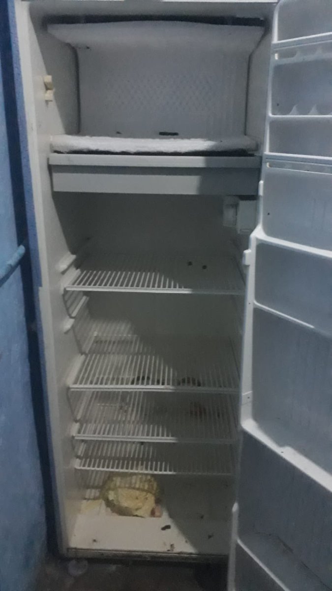 ruhurevanolmus's tweet photo. Açık RT yapmanızı rica edeceğim bir durum var.

İhtiyaç sahibi bir ailemizin attığı fotoğraf.
Görselden sonra gidip evini teyit ettim ve oldukça kötü durumdaydılar .

Annenin beş çocuğu var ve eşi bırakıp gitmiş. Şu an çocuklarına bakabilmek için geçimini kağıt toplayarak sağlamaya çalışıyor. Ve beslenme konusunda oldukça zorluk çekiyor.

Bu ailemizin evine lütfen en acil şekilde erzak kılıp gönderelim mi ?

Destek olmak isteyen kardeşlerim  @biniyilik Derneği’ne bağış açıklamasıyla yardımda bulunabilir.