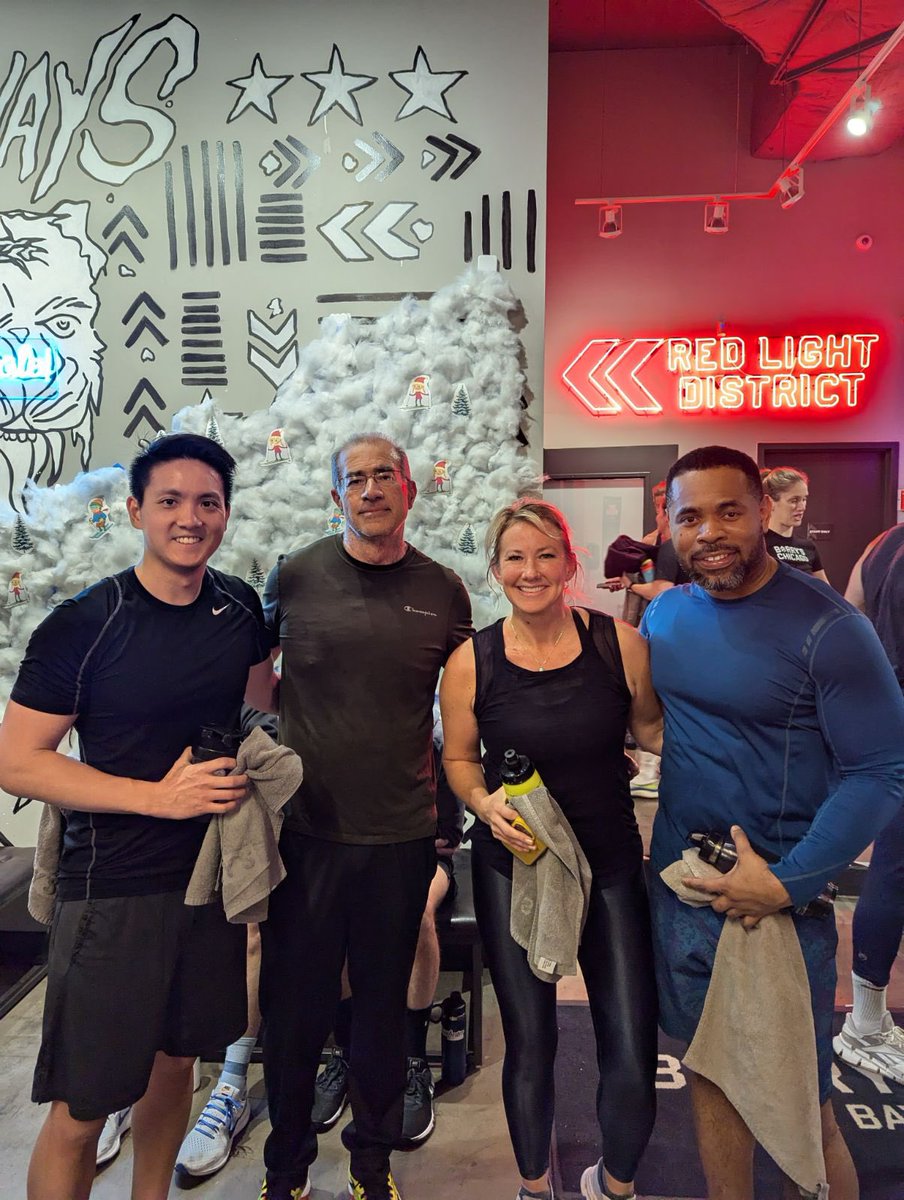 BIDMCVascular's tweet image. There’s nothing like a 5AM Barry’s workout to boost the cardiovascular health of our @BIDMCVascular attendings! 🌟 @BIDMCSurgery @BidmcCvi @sarahcarlsonmd @FTPWWbball @LiangPatric