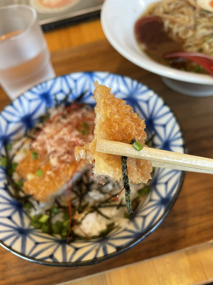 大衆食堂 中華そばとおコメの店 メシケン。🍜
・中華そば 醤油
・和風カツ丼

澄んだ旨味あるスープに全粒粉の麺が喉越し良き！☀️

サクサクのカツも米と合う😁

麺と米をどのパターンでいくか迷ってしまう😎
#中華そば
#和風カツ丼
#メシケン