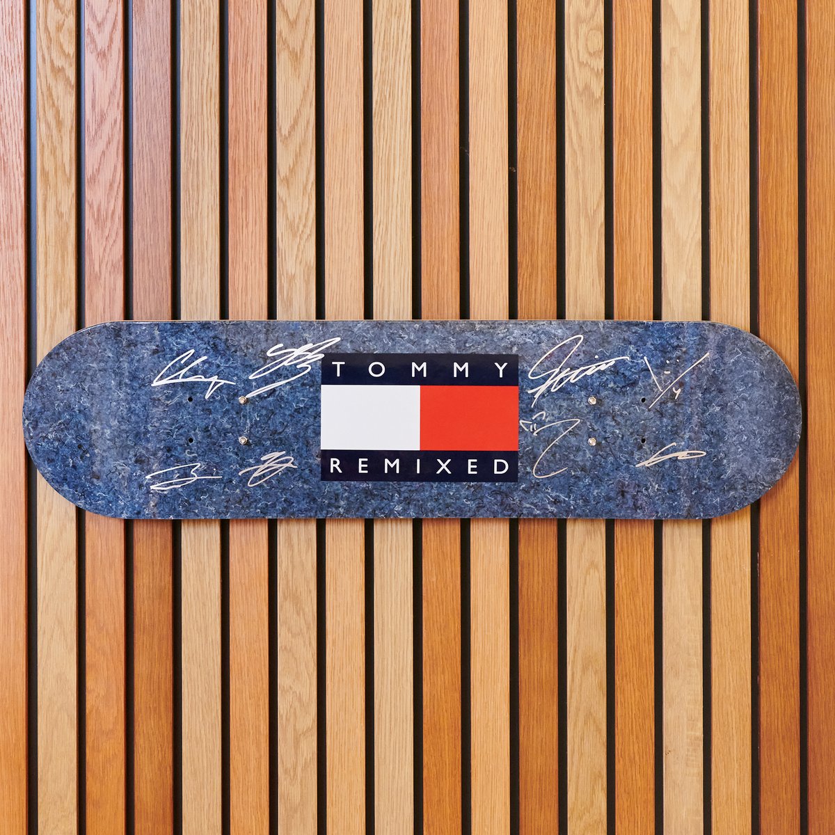 本日より表参道店と心斎橋店で #ストレイキッズ 8人の直筆サイン入り