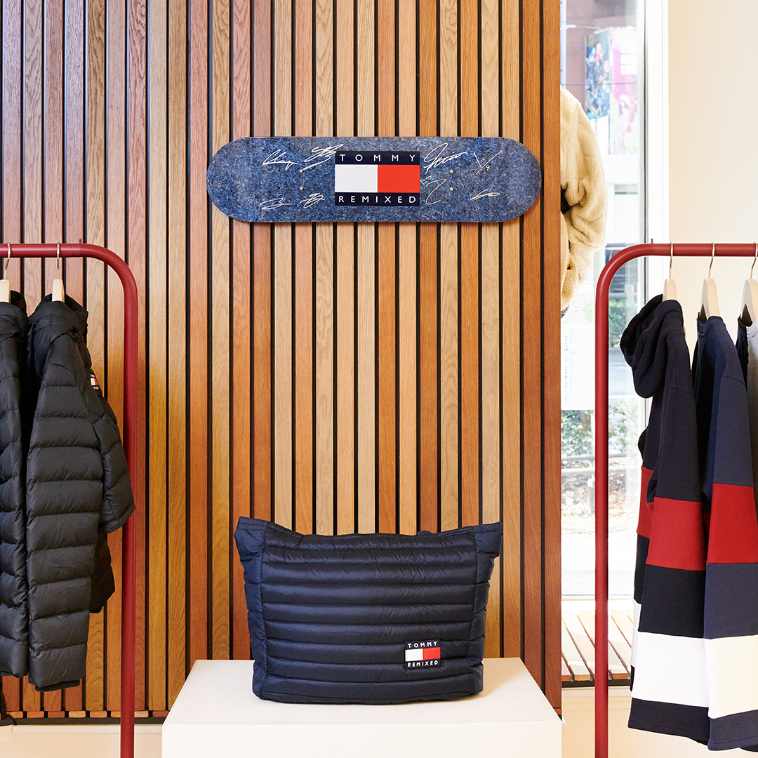 本日より表参道店と心斎橋店で #ストレイキッズ 8人の直筆サイン入り