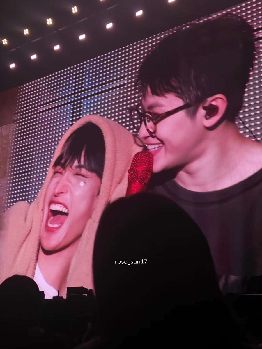 rose_sun17's tweet photo. 241204 SVT RIGHT HERE in TOKYO

지훈이가 카와이 이러니까 도겸이 반응봐ㅋㅋㅋㅋㅋㅋㅋㅋㅋㅋㅋㅋㅋㅋㅋㅋㅋ

#SEVENTEEN #세븐틴
#DK #DOKYEOM #도겸 #ドギョム https://t.co/LtAd1LRjzq