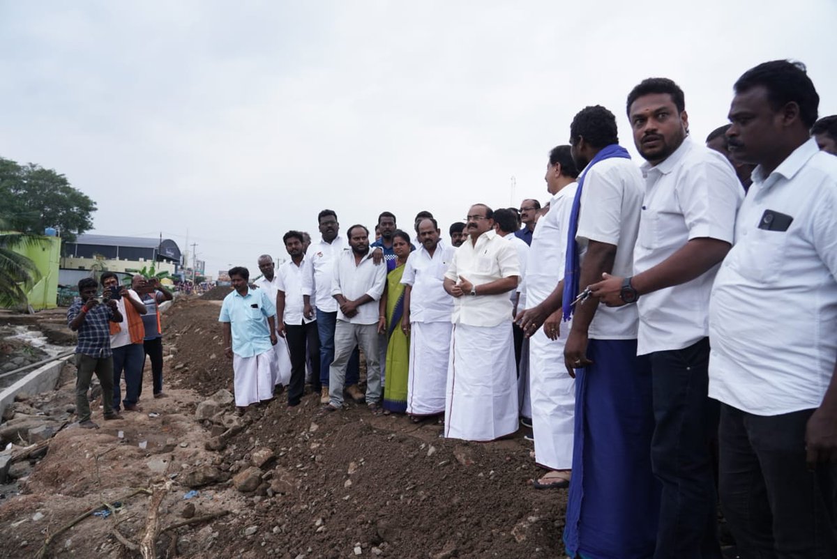 dmkoddanchatram's tweet image. #FenjalCyclone காரணமாக #கிருஷ்ணகிரி மாவட்டம் - #ஊத்தங்கரை பகுதியில் பாதிப்புக்குள்ளான பகுதிகளை, மாண்புமிகு உணவு மற்றும் உணவுப்பொருள் வழங்கல் துறை அமைச்சர் திரு.@r_sakkarapani  அவர்கள் நேரில் பார்வையிட்டார். (1/2)