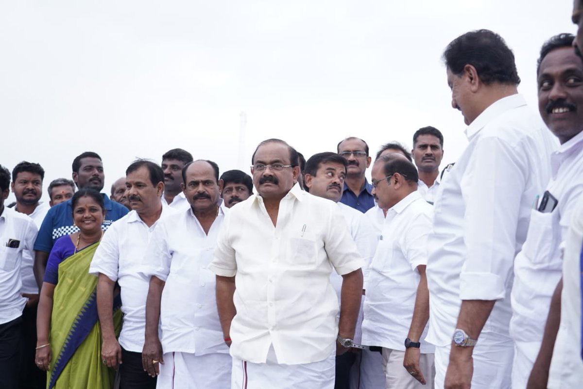 dmkoddanchatram's tweet image. #FenjalCyclone காரணமாக #கிருஷ்ணகிரி மாவட்டம் - #ஊத்தங்கரை பகுதியில் பாதிப்புக்குள்ளான பகுதிகளை, மாண்புமிகு உணவு மற்றும் உணவுப்பொருள் வழங்கல் துறை அமைச்சர் திரு.@r_sakkarapani  அவர்கள் நேரில் பார்வையிட்டார். (1/2)