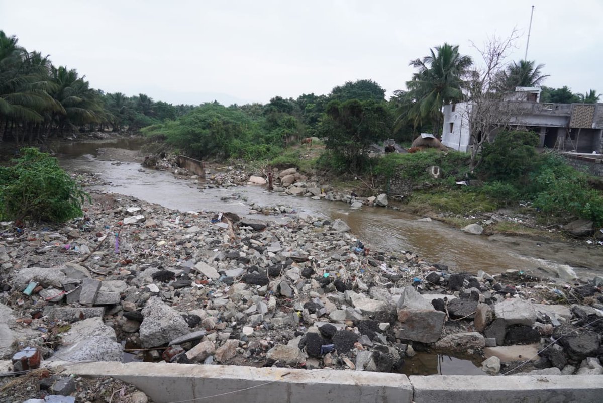dmkoddanchatram's tweet image. #FenjalCyclone காரணமாக #கிருஷ்ணகிரி மாவட்டம் - #ஊத்தங்கரை பகுதியில் பாதிப்புக்குள்ளான பகுதிகளை, மாண்புமிகு உணவு மற்றும் உணவுப்பொருள் வழங்கல் துறை அமைச்சர் திரு.@r_sakkarapani  அவர்கள் நேரில் பார்வையிட்டார். (1/2)