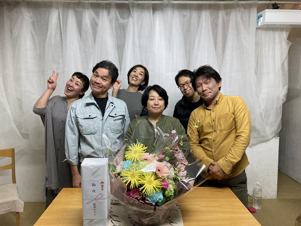 soft_gear's tweet photo. 今回の公演でいただいた沢山の差し入れ。1週目は待てが効かず全て平らげた後に写真撮っていない事に気づいたので、2週目は「差し入れをすぐに食べない!」を合言葉にしました。ちゃんと守れました。田中さんが写真撮ってくれてようやくうっけんも一緒や!(急に受付もありがとでした😭)
#SOFTGEAR https://t.co/hrse6Uim9H