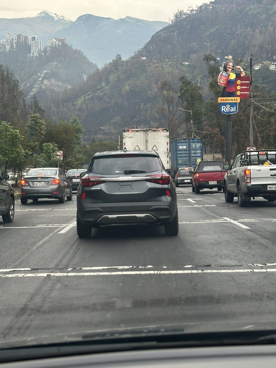 Oskitaromar's tweet photo. No placas !!! @ANT_ECUADOR @AMT_Quito #simonbolivar https://t.co/rDpWOKDRVO