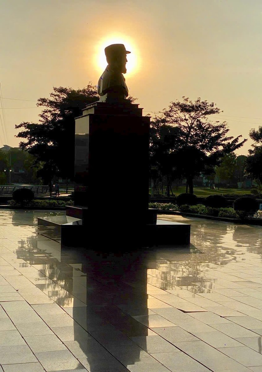 Se volvió a  desconectar el SEN desde las 2 de la mañana. Ya sabemos que es complejo restablecerlo, ¡pero lo lograremos!, con la decisión que él nos inculcó. Más  que en monumentos, como este en Vietnam, está en todas partes... Y lo principal: ¡en nosotros! #FidelPorSiempre