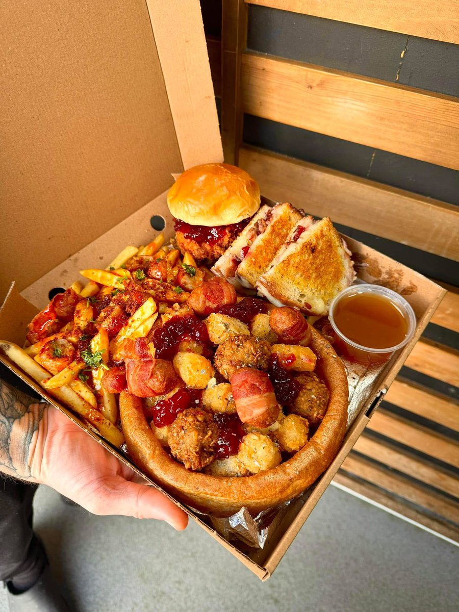BlackpoolEats's tweet photo. There's a new addition to the Munch Box menu... 👀 Be sure to check out the CHRISTMAS BOX 😮 Available for delivery and collection from today on Blackpool Eats! 🎄🎅

https://t.co/mBCm8bqGrG https://t.co/6dp8PSRTrr