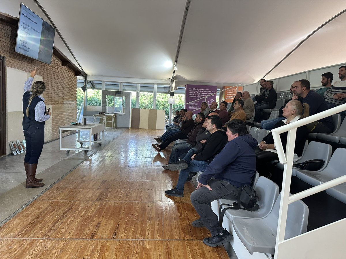 Ayer realizamos un evento con más de 30 profesionales de Castellón y Teruel. Visitamos nuestras instalaciones productivas y luego continuamos con una formación específica de ‘Colocación de Cerámica en Piscinas’ en nuestro ‘Kerakoll Campus’ de Castellón. #kerakoll_es #ceramica