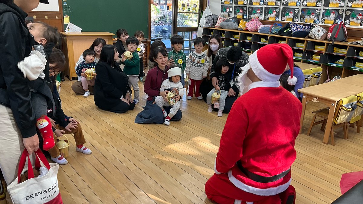 DavisBooke33055's tweet photo. パンダ教室（週に1回の未就園児教室）ではクリスマス会がありました🎄✨
サンタさん🎅とトナカイ🫎を探しに行き、プレゼントを貰いました！💕🎁
サンタさんを見て驚いていたお友達もいましたがとても嬉しそうに受け取っていました☺️
みなさんのところにも素敵な贈り物が届きますように・・🌟🌙 https://t.co/7IhDTuFbly