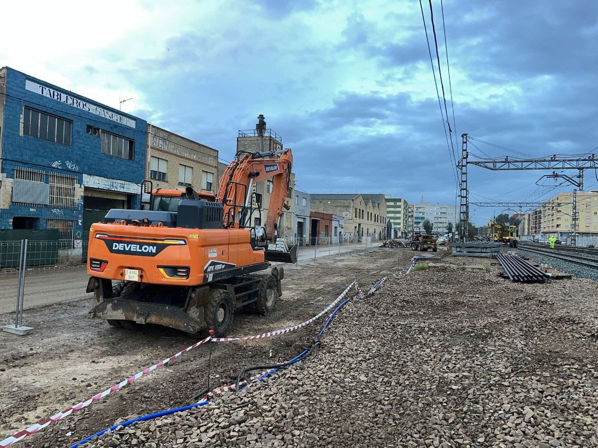 oscar_puente_'s tweet photo. Alfalfar, tramo conjunto C1 y C2 . Vía terminada , instalaciones en reparación y ya instalando un cierre provisional para poder operar cuánto antes/ https://t.co/lCd6L0AURH