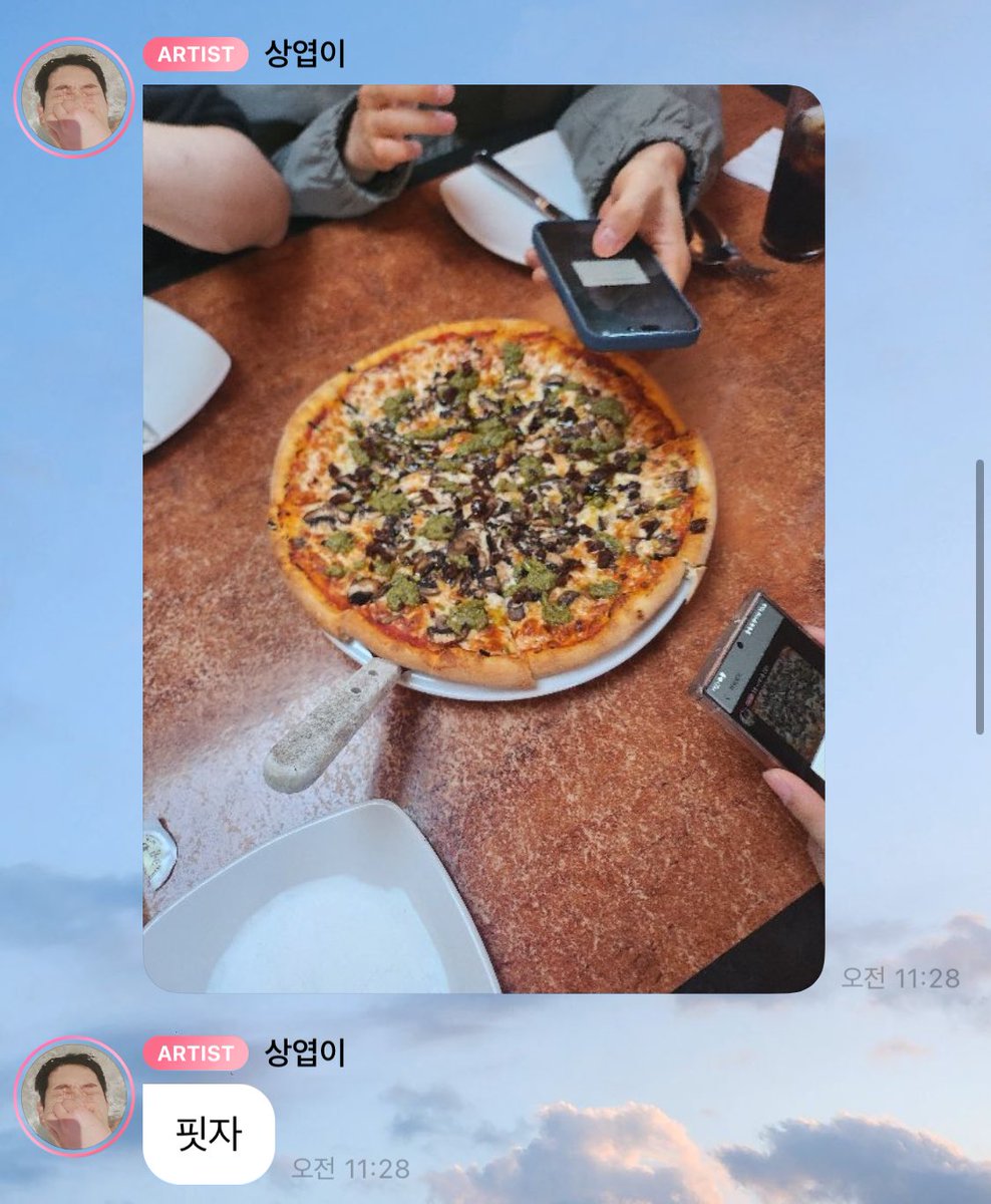 미주투어 버미남 4인조 사건 : 피자 먹는다구 룻띠 모두가 사진을 찍어서 버블에 보낸 사건이다. 루시는 유명한 왈왈이 바라기임 ㅜㅜ 다큰 성인 4명이 휀걸들한테 밥 머 먹는지 보내주겠다구 입도 안대고 카메라부터 들이미는거봐ㅠㅠㅠㅋㅋㅋㅋㅋ 넘무 기여움