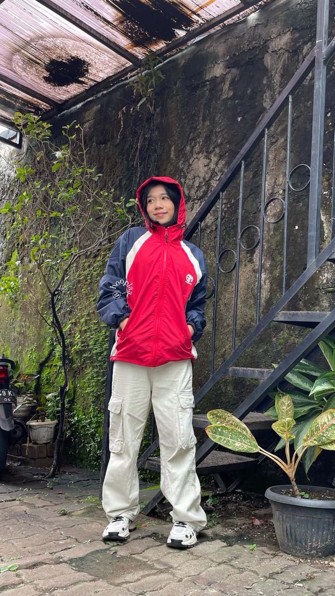 bahan tebel, dalemnya halus, standar sih ga bikin gerah sumuk bau gitu

jaketnyaa bisa diresleting sampe nutup leher, jd klo kalian pake buat daily kek motoran gt sih mayan anti angin👍🏻

gw punya 2 ver
ver non kupluk s.shopee.co.id/3AqiA4aohF
ver pake kupluk s.shopee.co.id/3LA8MOeafD