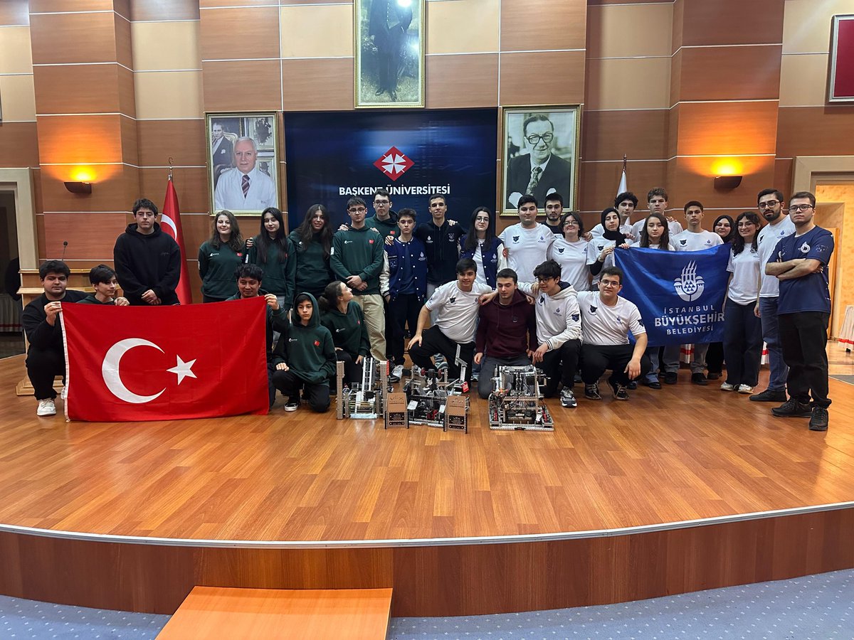 zeynepnakcabay's tweet photo. İBB Teknoloji Atölyeleri'nde 8 aylık eğitimi tamamlayarak İBBTech lise takımına seçilen gençler, Ankara Başkent Üniversitesi'nde düzenlenen Vex Robotics Offseasons yarışmasında 2.lik ödülünün sahibi oldu.
Takımımız “mükemmel robot” ve “turnuva finalisti” ödüllerini de alarak yarışmadan üç ödül kazandı. 
İBBTech'li gençlerimizi tebrik ediyorum. 🏆

@ibbgsm