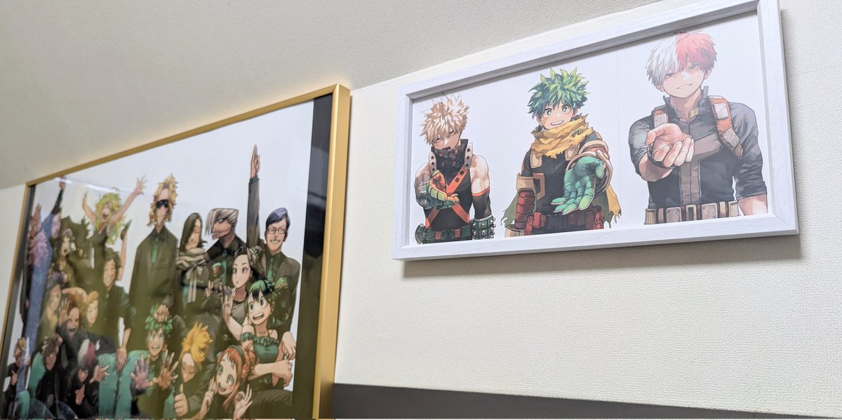 JOKER_GARNET's tweet photo. さっき話したんだけど、
ヒロアカ42巻特典のポストカード3種コンプしたから、
ダイソーで良い感じのフォトフレーム買って入れてみたんだけど...
最高か？☺️✨✨ https://t.co/X1K3t3XFSj
