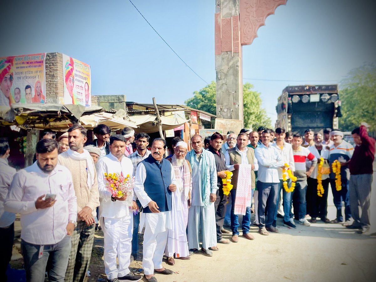 आज टोंक पहुंचने पर AICC महासचिव श्री सचिन पायलट जी का स्वागत रेल लाओ संघर्ष समिति के अध्यक्ष अकबर खान जी ने किया 
<a href="/SachinPilot/">Sachin Pilot</a>