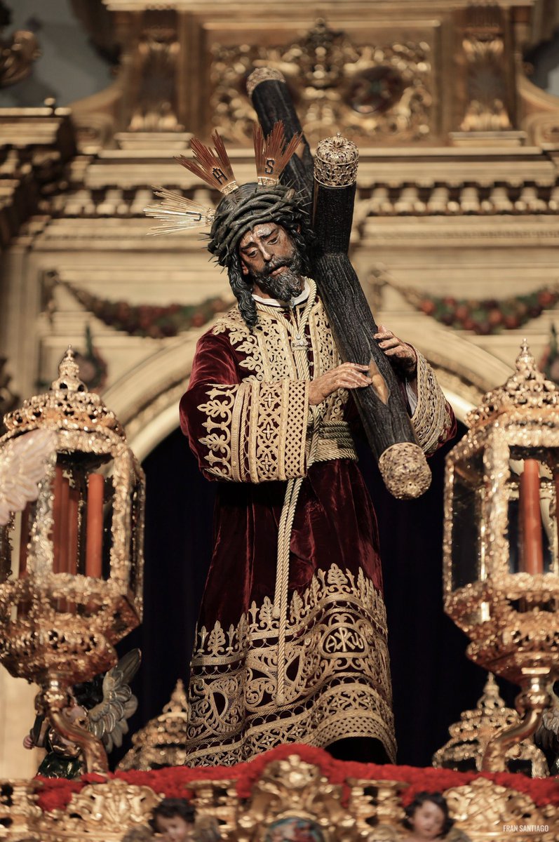 La Cruz no es martirio, es cetro y trono real, por eso lleva cantoneras doradas. El Nazareno no la soporta, la abraza, consciente de que con ella se cumple la Palabra y vence a la muerte.