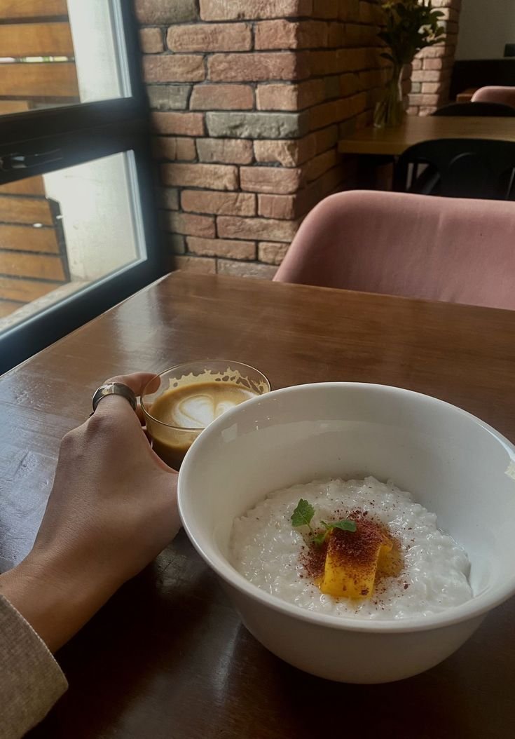 настолько ленюсь второй день, что даже кофе и каша у меня в кофейне. доброе утро! сегодня опять игнорю пары в вузе:)