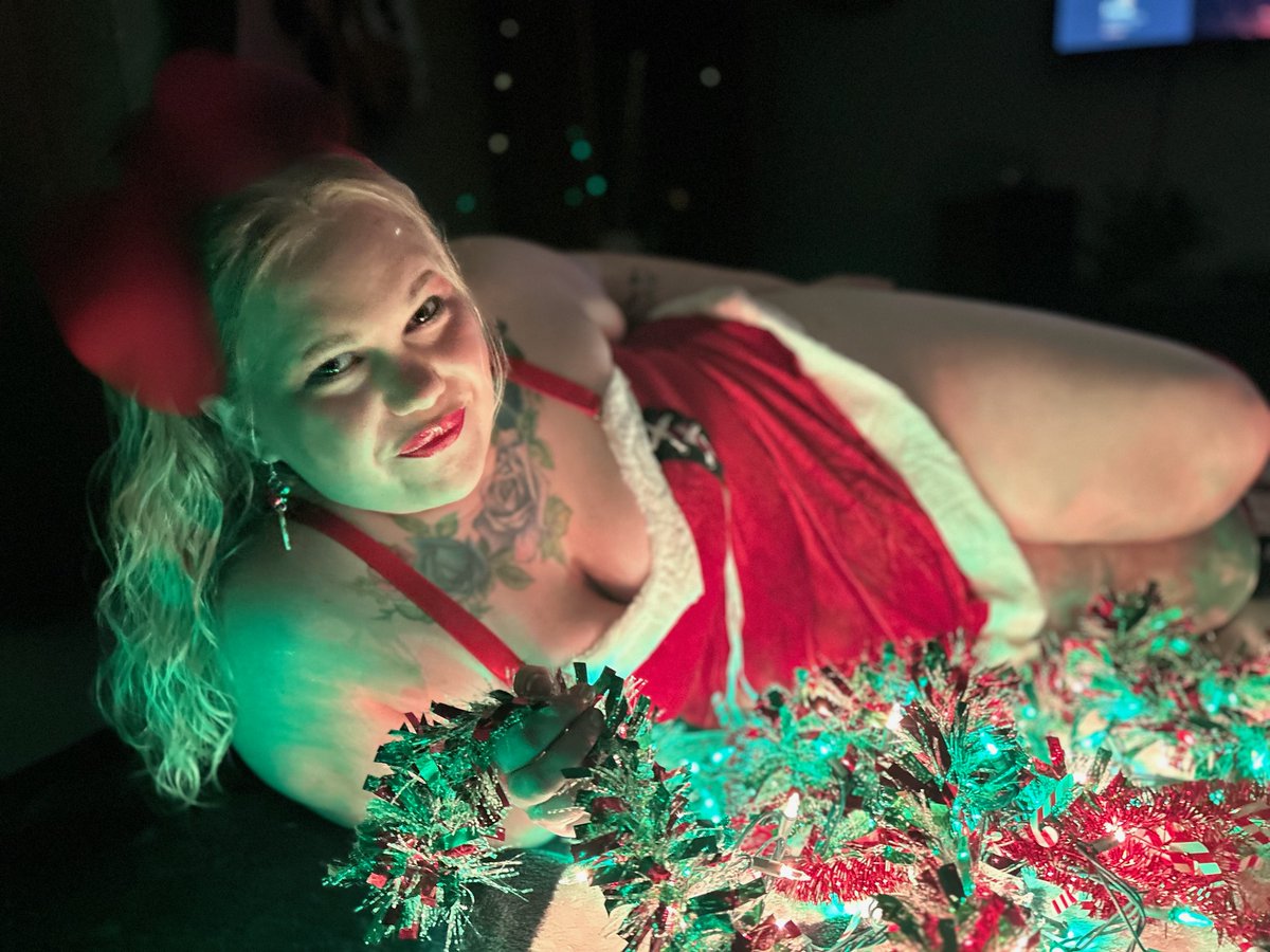 FindomNicky24's tweet photo. Merry Christmas you little pigs! It's going to be a great month to finally be back! #Iamback #payme #bethblack #nowNickylicky #supportme #subs #submit #paypig #findom #bbwgoddess #merrychristmas #goddess #bbwslut #cashapp #venmo https://t.co/qum5YJJBHU