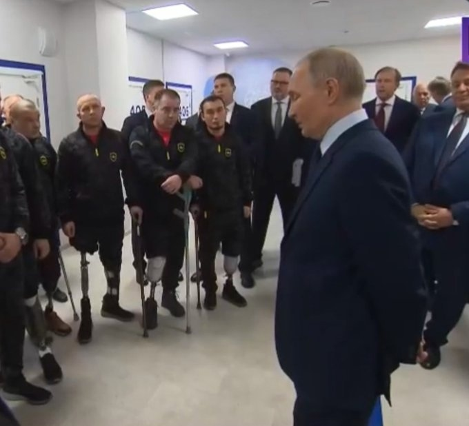 Путин встретился с теми, кого сделал инвалидами.
Эти люди БЛАГОДАРИЛИ Путина. И обещали, что не подведут его.
И Путин был доволен.
Знаете, я их всех понимаю.

Понимаю Путина: он упивается своей властью. Вот люди стали инвалидами просто потому, что он, Путин, так захотел, а теперь